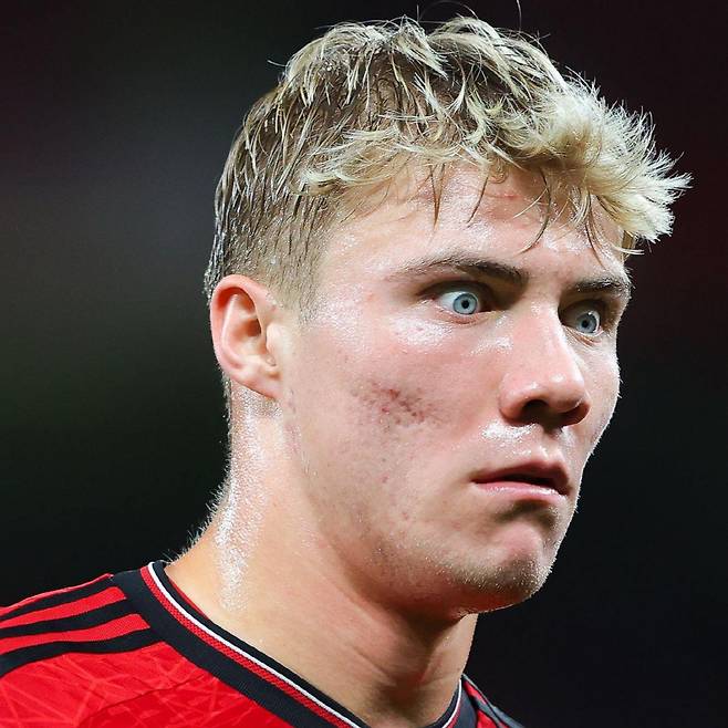 맨체스터 유나이티드의 골칫거리로 전락한 라스무스 호일룬이 이탈리아 세리에 A로 떠날 가능성이 커지고 있다. 나폴리 이적설이 계속해서 떠오르는 가운데 유벤투스가 호일룬에 관심을 갖고 있다는 소식이다.
이탈리아 풋볼이탈리아는 10일(한국시각) 공신력 있는 마테오 모레토 기자의 발언을 인용하며 '나폴리와 유벤투스가 맨체스터 유나이티드의 공격수 라스무스 호일룬에 관심을 갖고 있으며, 이 중 유벤투스는 이미 비공식적인 협상을 시작했다'고 전했다. 사진=SNS