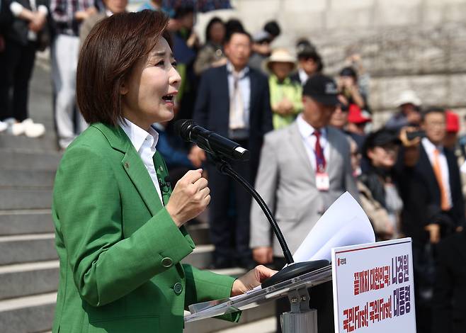 나경원 국민의힘 의원이 11일 오후 서울 여의도 국회 본청 계단에서 21대 대통령 선거 출마 선언 기자회견을 하고 있다./뉴스1