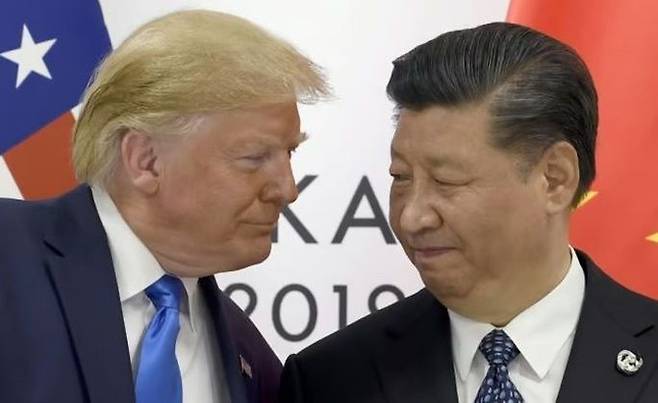 2019년 일본 오사카에서 열린 주요20개국(G20) 정상회담에서 도널드 트럼프(왼쪽) 미국 대통령이 시진핑 중국 국가주석과 회담하고 있다. ⓒ AP/뉴시스