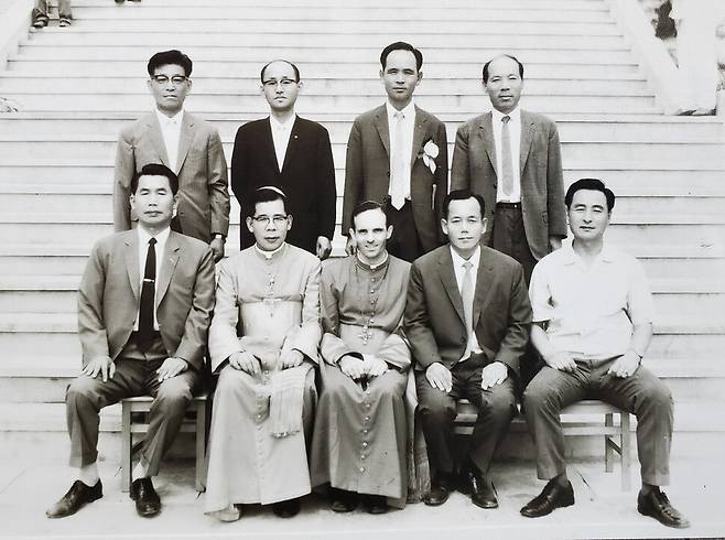 두봉 주교(앞줄 왼쪽 세 번째)가 1969년 7월25일 주교 착좌를 기념해 찍은 사진. 왼쪽 두 번째가 김수환 추기경이다. 연합뉴스