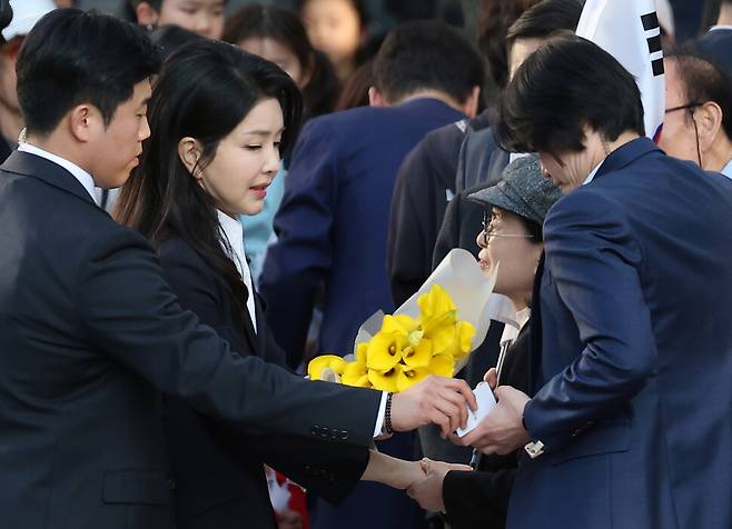 김건희 여사가 11일 서울 서초구 아크로비스타 사저 앞에서 지지자에게 꽃다발을 선물받고 있다. 정용일 선임기자 yongil@hani.co.kr