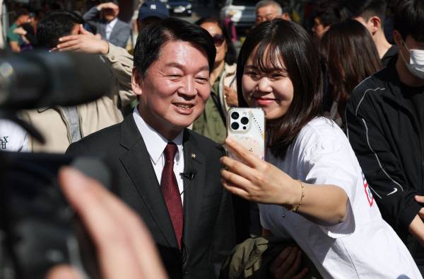 국민의힘 안철수 의원이 11일 대구 중구 서문시장을 찾아 시민과 사진을 찍고 있다. 연합뉴스