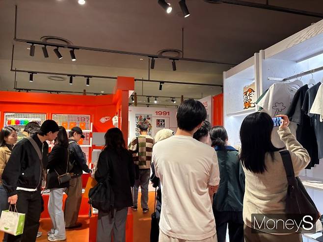 소비자들이 지난 10일 서울 롯데백화점 잠실점에 마련된 빔스 팝업스토어를 찾았다. /사진=조승희 기자