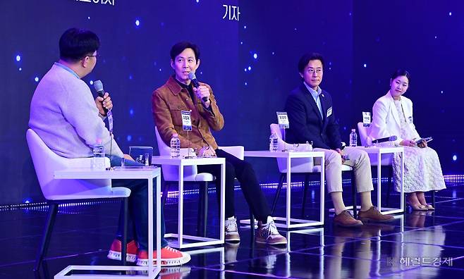 9일 대전 카이스트(KAIST) 류근철 스포츠컴플렉스에서 헤럴드미디어그룹 주최로 열린 ‘이노베이트 코리아 2025’에서 정재승(왼쪽부터) 카이스트 교수, 이정재 아티스트컴퍼니 이사, 황경주 아티스트컴퍼니 대표이사, 박혜림 헤럴드경제 기자가 토크 콘서트에 참여하고 있다. 대전=이상섭 기자. 대전=이상섭 기자