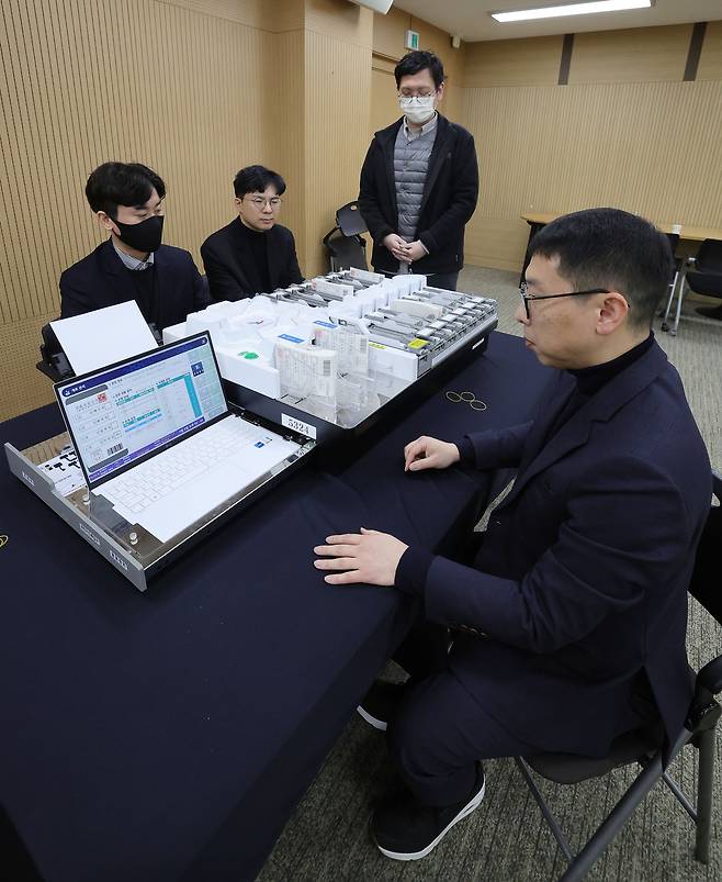 투표지분류기가 작동하는 모습. 오른쪽에 있는 분류기에 기표지를 투입하면 후보자별 분류함에 투표지가 적재된다. 왼쪽 노트북은 분류기 운용기로 분류 결과를 실시간으로 확인할 수 있다. 과천=이재문 기자