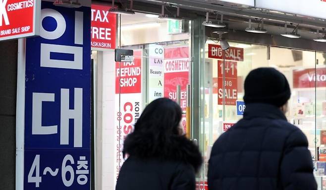 지난 10일 서울 명동거리의 한 건물에 임대 문구가 붙어 있다. 뉴시스