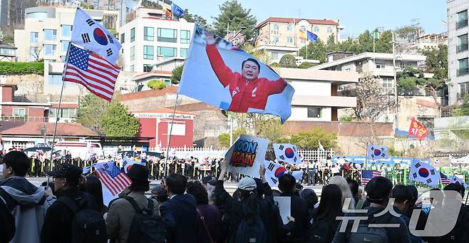 11일 오후 서울 용산구 한남동 대통령 관저 인근에서 윤석열 전 대통령 지지자들이 윤 전 대통령을 기다리고 있다. (공동취재) 2025.4.11/뉴스1 ⓒ News1 김성진 기자