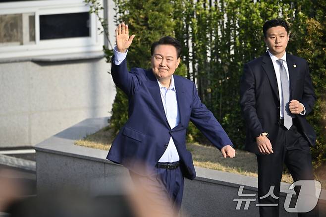윤석열 전 대통령이 11일 오후 서울 용산구 대통령관저에서 나와 지지자들 향해 손 인사를 하고 있다. (공동취재) 2025.4.11/뉴스1 ⓒ News1 김성진 기자