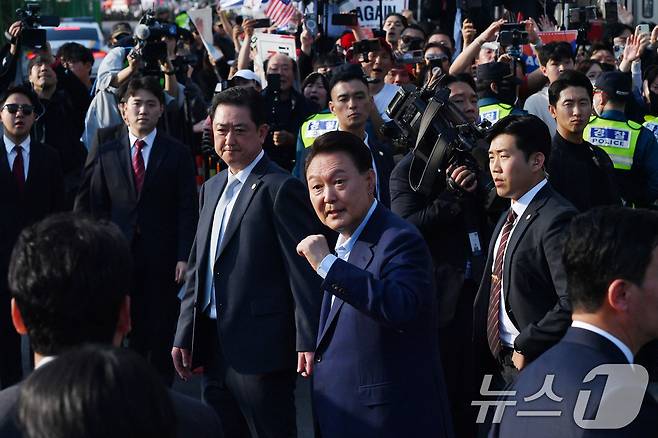 윤석열 전 대통령이 파면 선고 일주일 만인 11일 오후 서울 용산구 한남동 관저를 떠나며 지지자들에게 인사를 하고 있다. (공동취재) 2025.4.11/뉴스1 ⓒ News1 김성진 기자