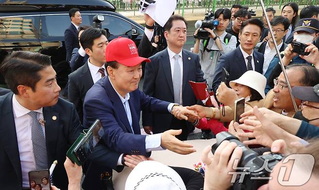 윤석열 전 대통령이 11일 오후 서울 용산구 대통령 관저에서 나와 지지자들과 인사하고 있다. (공동취재) 2025.4.11/뉴스1 ⓒ News1 김성진 기자