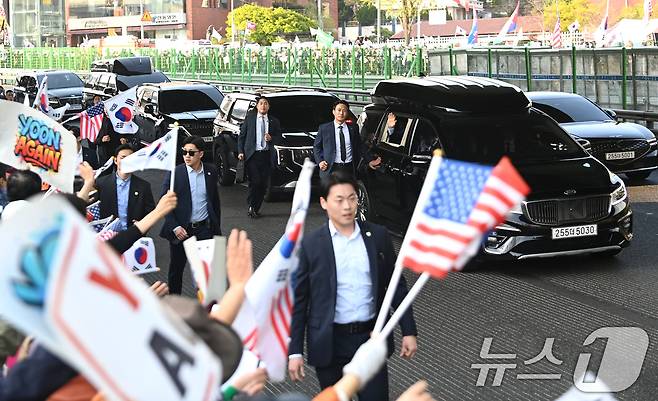 윤석열 전 대통령이 11일 오후 서울 용산구 대통령 관저에서 나와 지지자들에게 인사하고 있다. (공동취재) 2025.4.11/뉴스1 ⓒ News1 김성진 기자