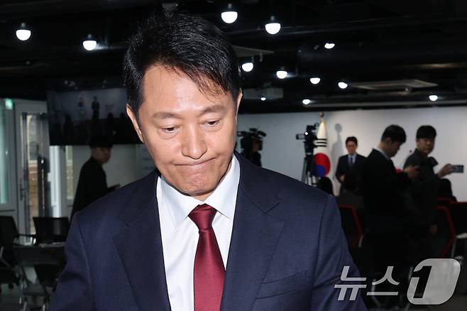 오세훈 서울시장이 12일 오전 서울 여의도 국민의힘 당사에서 가진 긴급 기자회견에서 대선 불출마 선언을 마친 후 회견장을 나서고 있다. 오 시장은 "국민이 다시 보수에 국정에 책임질 기회를 주시려면 책임 있는 사람의 결단이 절실한 때"라며 "비정상의 정상화를 위해 백의종군으로 마중물 역할을 하겠다"고 말했다. 2025.4.12/뉴스1 ⓒ News1 신웅수 기자