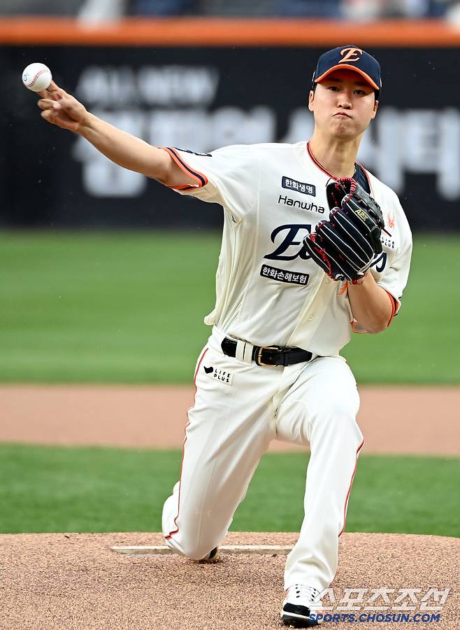 12일 대전 한화생명볼파크에서 열린 키움과 한화의 경기, 한화 선발투수 엄상백이 역투하고 있다. 대전=허상욱 기자wook@sportschosun.com/2025.04.12/