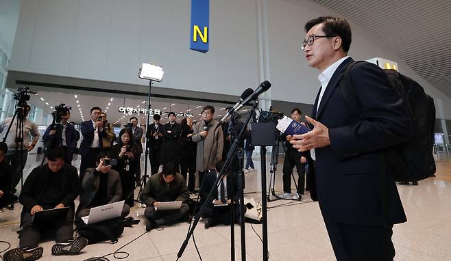 사진은 지난 9일 김동연 경기도지사가 인천국제공항에서 자동차 부품 관세 대응을 위해 미국으로 출국하며 대선 출마선언을 하는 모습. /뉴스1