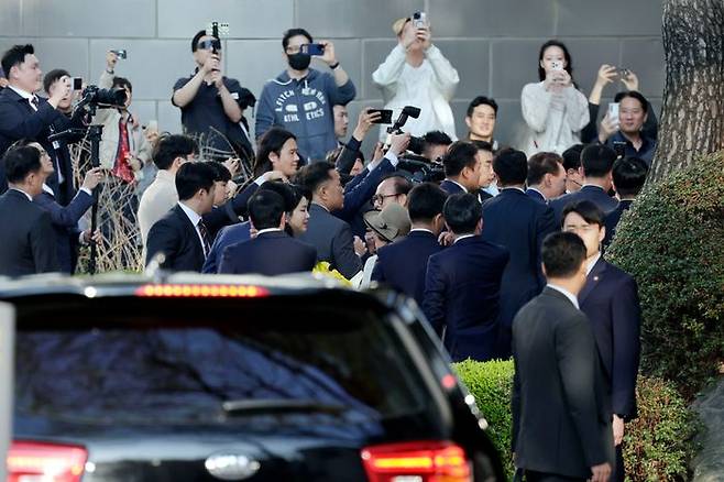 윤석열 전 대통령과 부인 김건희 여사가 11일 서울 서초구 사저로 들어서며 마중 나온 관계자들과 인사하고 있다. ⓒ뉴시스