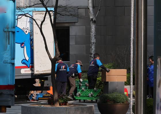 11일 윤석열 전 대통령 사저인 서울 서초구 아크로비스타에 윤 전 대통령의 이삿짐이 옮겨지고 있다. 윤 전 대통령은 이날 오후5시 한남동 관저를 떠나 서초동 사저로 옮긴다. 뉴스1