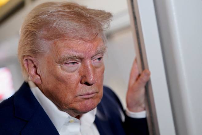 도널드 트럼프 미국 대통령이 2025년 4월 11일 미국 플로리다주 팜 비치 국제공항으로 향하는 미 공군 1호기에 탑승해 바깥을 보고 있다. 로이터통신