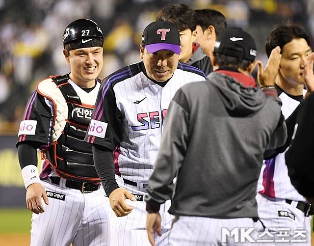 11일 잠실 두산전이 끝난 뒤 염경엽 감독이 선수들을 격려하고 있다. 사진(잠실 서울)=천정환 기자