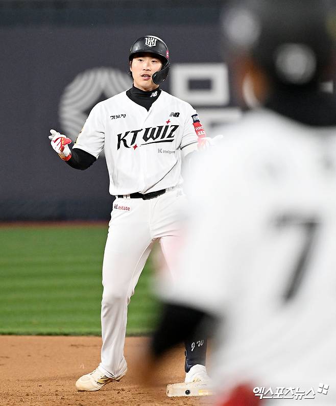 KT 위즈 장준원이 11일 수원 KT위즈파크에서 열린 삼성 라이온즈와의 경기에서 안타를 친 뒤 세리머니하고 있다. 엑스포츠뉴스 수원, 김한준 기자