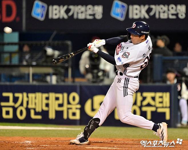 두산 베어스 추재현이 정규시즌 경기에서 타격하고 있다. 엑스포츠뉴스 DB