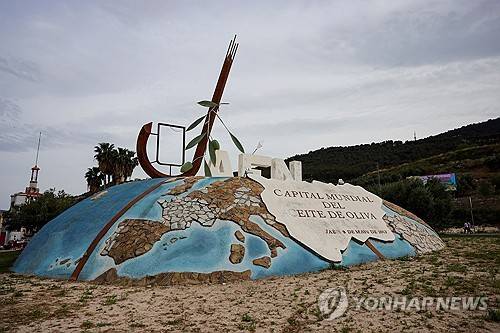 '세계의 올리브 수도' (스페인 하엔 로이터=연합뉴스) 2025년 4월 10일 스페인 하엔에서 촬영된 올리브나무 형상 조형물에 '세계의 올리브 수도'라는 문구가 적혀 있다. (REUTERS/Jon Nazca) 2025.4.12.