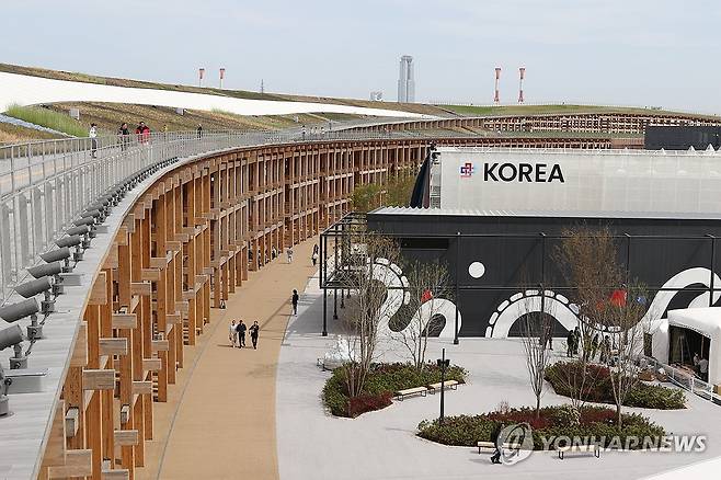 오사카엑스포 상징물 '그랜드 링'과 한국관 (오사카=연합뉴스) 박상현 특파원 = 일본 오사카·간사이 만국박람회(오사카 엑스포) 개막을 하루 앞두고 개회식이 열린 12일 엑스포 박람회장 내 그랜드 링과 한국관 모습. 그랜드 링은 박람회장에 설치된 둘레 약 2㎞의 거대한 원형 목조 건축물이다.