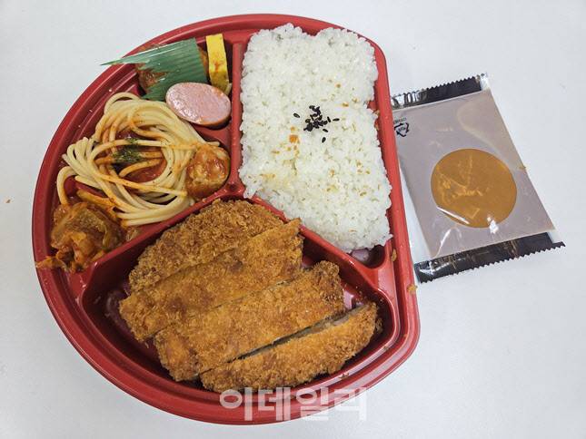 볶음김치와 계란말이 스파게티 등 반찬이 추가됐다. (사진=한전진 기자)