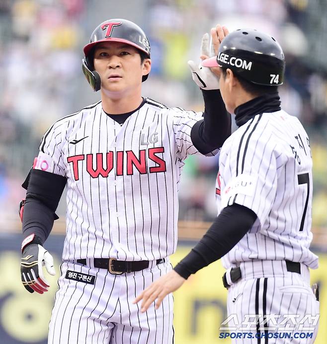 12일 잠실야구장에서 열린 KBO리그 LG와 두산의 경기. 4회 1사 1, 2루. 1타점 적시타를 날린 오지환. 잠실=송정헌 기자songs@sportschosun.com/2025.04.12/