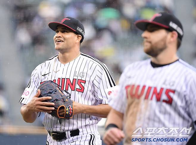 6회 오스틴의 호수비에 미소 짓고 있는 LG 치리노스.