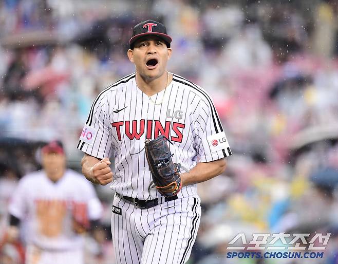 6회 2사 만루. 실점 위기를 넘기고 주먹을 쥐어보이는 LG 치리노스.