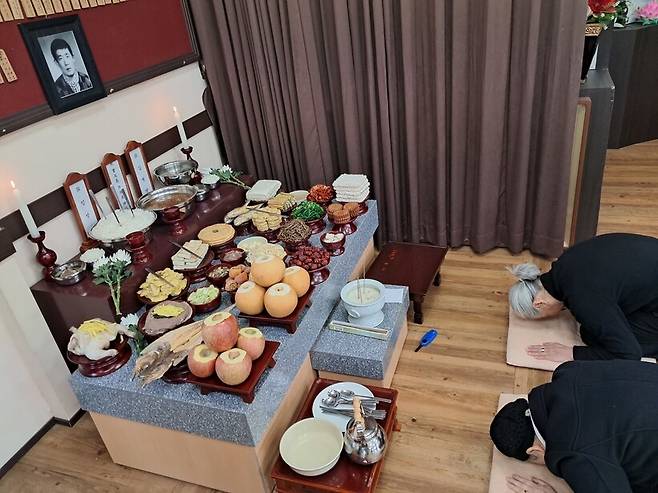 지난달 10일 오전 고양시 육군 제11보급대대 내 법당 안국사에서 열린 실미도 공작원 고 임성빈·김병염씨의 53주기 추모제에서 참석자들이 임성빈의 영정 앞에서 참배하고 있다. 고경태 기자