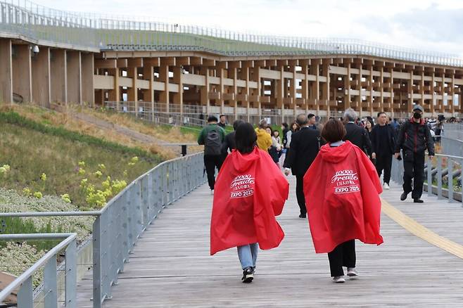 오사카·간사이 만국박람회(오사카 엑스포)가 개막한 13일 엑스포를 상징하는 원형 목조건축물인 \'\'그랜드 링\'\'에서 관람객들이 산책하고 있다. 연합뉴스
