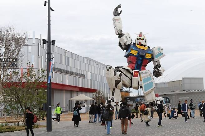 오사카·간사이 만국박람회(오사카 엑스포)가 개막한 13일 반다이남코 홀딩스 전시관 앞에 대형 건담 모형이 보인다. 연합뉴스