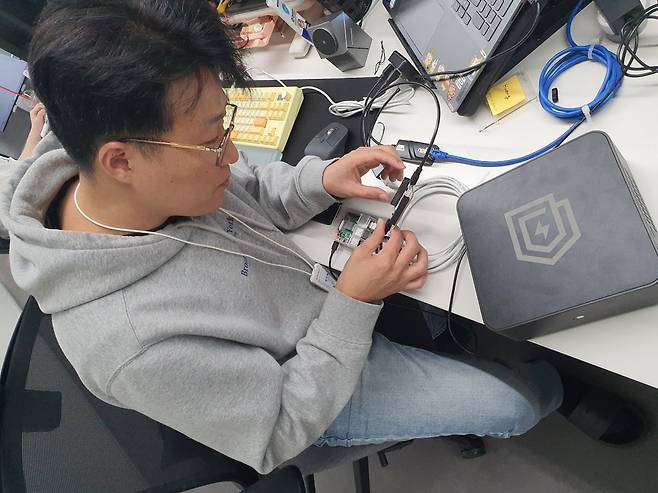 권민혁 실장이 아콘Z 퍼징 하드웨어를 점검하고 있다. 성남=윤현주 기자