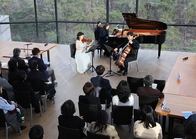 서울대 컴퓨터연구소 내 민상렬홀에서 클래식 공연이 열리고 있다. 컴퓨터 업계에서 서울대 컴퓨터연구소 출신인 고(故) 민상렬 교수를 '솔리드스테이트드라이브(SSD)의 아버지'로 부른다. 그는 시대에 앞서 하드디스크드라이브(HDD)가 종말을 맞이할 것이라고 내다본 몇 안 되는 인물이다. 그의 연구팀은 플래시 메모리를 활용한 저장장치 연구로 전 세계 반도체 업계를 뒤흔든 혁신의 초석을 다졌다. 서울대 컴퓨터연구소에는 민상렬 교수의 업적을 기리기 위해 '민상렬홀'을 만들었다. 여기서 열리는 음악회는 서울대 명물이다. / 사진=이솔 기자