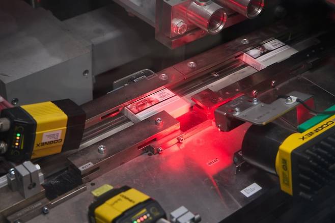 생산된 센티아 제품 바코드 등 품질 검사. 사진=한국필립모리스 제공