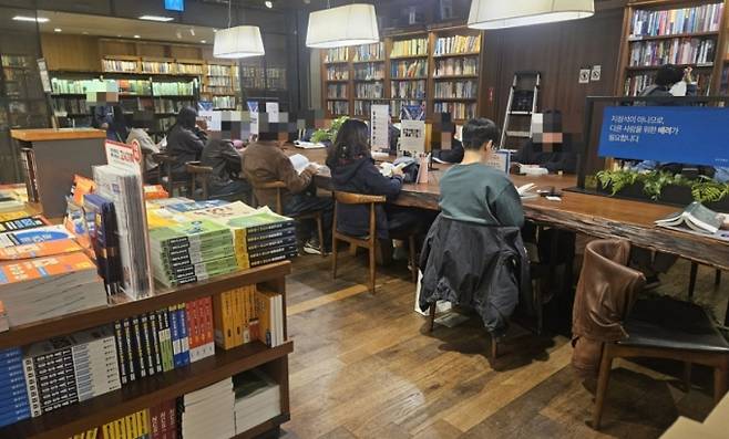 지난 7일 오후 서울 종로구 교보문고에서 시민들이 독서를 하고 있다. /사진=박상혁 기자.