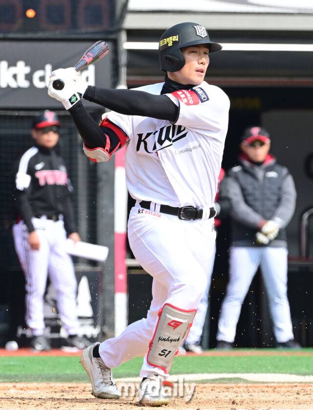 2025년 3월 9일 오후 경기도 수원KT위즈파크에서 2025 신한 SOL뱅크 KBO 리그 시범경기 KT 위즈와 LG 트윈스의 경기가 열렸다. KT 장진혁이 타격하고 있다./마이데일리