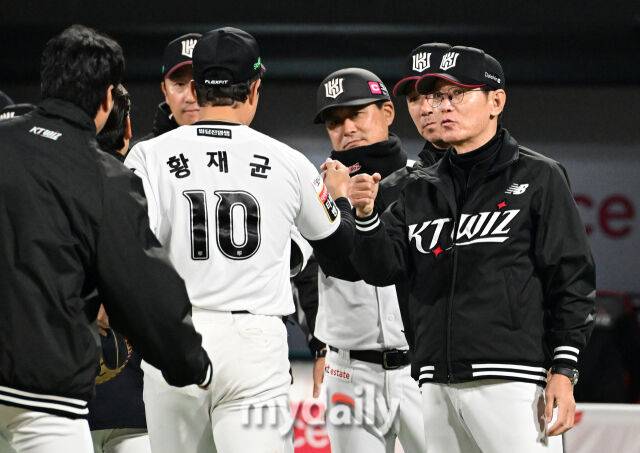 2025년 4월 9일 오후 경기도 수원KT위즈파크에서 진행된 '2025 신한 SOL뱅크 KBO 리그' NC 다이노스와 KT 위즈의 경기. KT 이강철 감독과 황재균이 4-1로 승리한 뒤 기뻐하고 있다./마이데일리