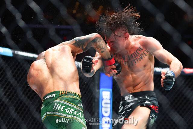 오른손 펀치를 터뜨리는 볼카노프스키. /게티이미지코리아