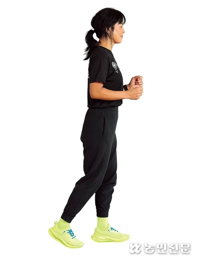 상체를 앞으로 살짝 기울여 체중을 앞꿈치에 실어야 무릎 부담 줄어. 정라혜 대표