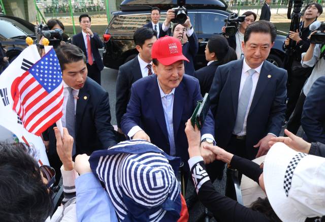 ▲윤석열 전 대통령이 11일 서울 용산구 한남동 관저에서 나와 서초동 사저로 향하기 전 지지자들과 인사하고 있다. ⓒ연합뉴스