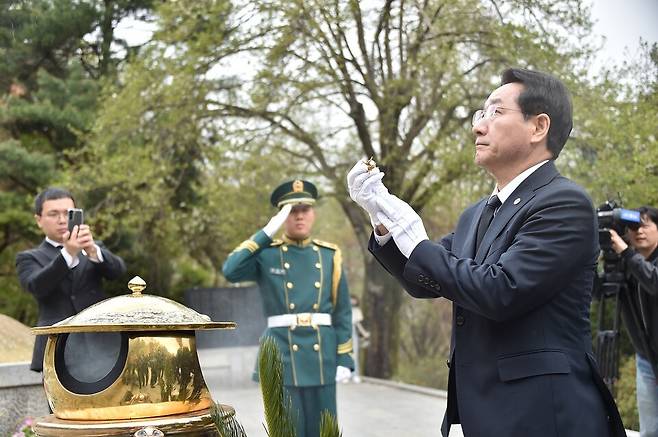 국민의힘 대선 주자인 유정복 인천시장이 13일 서울 동작구 국립서울현충원을 참배하고 있다. ⓒ유정복 인천시장 측 제공