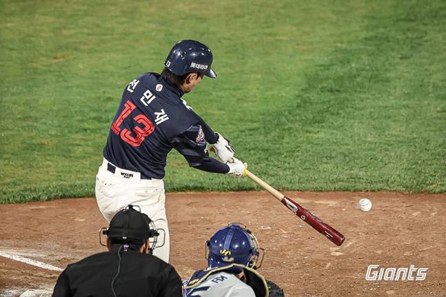 롯데 전민재가 11일 사직 NC전에서 8회초 역전타를 터트리고 있다. /사진=롯데 자이언츠 제공