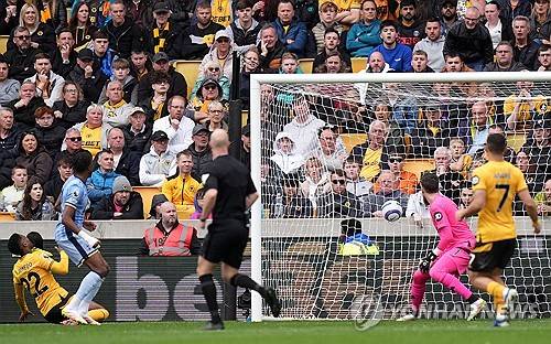 토트넘 홋스퍼는 13일(한국시간) 영국 울버햄튼에 위치한 몰리뉴 스타디움에서 열린 울버햄튼 원더러스와의 2024-25시즌 프리미어리그 32라운드 원정 경기에서 2-4로 패했다. 이날 토트넘 주장 손흥민은 발 부상으로 인해 명단 제외를 당했고 울버햄튼 공격수 황희찬은 후반 38분 교체 투입돼 약 7분간 뛰었다. 이날 패배로 토트넘은 프리미어리그 15위를 유지했을 뿐만 아니라 16위 울버햄튼의 추격을 허용했다. 연합뉴스