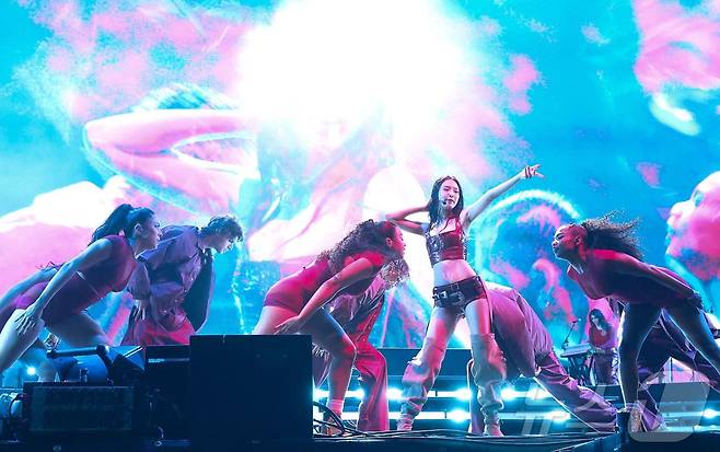 그룹 블랙핑크 제니가 13일(현지시간) 미국 캘리포니아 인디오 엠파이어 폴로 클럽에서 열린 ‘코첼라 밸리 뮤직 앤드 아츠 페스티벌’에서 공연을 펼치고 있다. ⓒ AFP=뉴스1