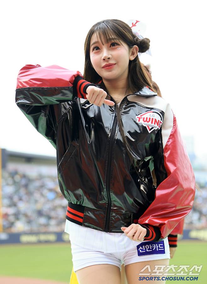 우박과 비가 내리는 궂은 날씨 속 이주은 치어리더는 열띤 응원전을 펼쳤다. 잠실=박재만 기자 pjm@sportschosun.com