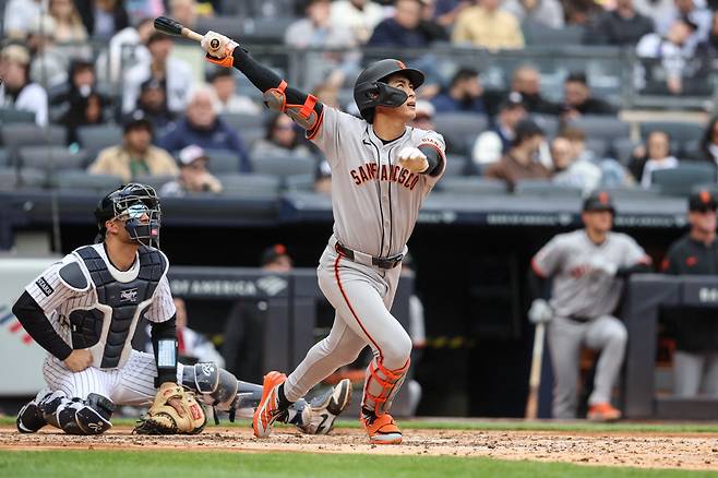 놀라운 기록이 공개됐다. 메이저리그(MLB) 125년 역사상 아무도 못했던 일을 '야구천재' 이정후(27·샌프란시스코 자이언츠)가 해냈다.
윌리 메이스, 배리 본즈, 윌리 맥코비, 제프 켄트, 버스터 포지 등 기라성같은 샌프란시스코 출신의 레전드들도 달성하지 못했던 미지의 영역에 한국에서 온 2년차 타자가 도달했다.
이정후가 바로 메이저리그 125년 역사상 처음으로 뉴욕 양키스를 상대로 한 경기 멀티홈런을 친 최초의 자이언츠(전신 뉴욕 자이언츠 포함) 타자로 등극했다. 샌프란시스코 구단과 메이저리그 역사에 영원히 남을 기록이다.
<저작권자(c) 연합뉴스, 무단 전재-재배포, AI 학습 및 활용 금지>
