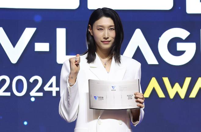 14일 오후 서울 서대문구 스위스 그랜드 호텔에서 열린 '2024-2025 V리그 시상식'에서 여자부 정규리그 MVP에 선정된 흥국생명 김연경이 포즈를 취하고 있다. /뉴시스