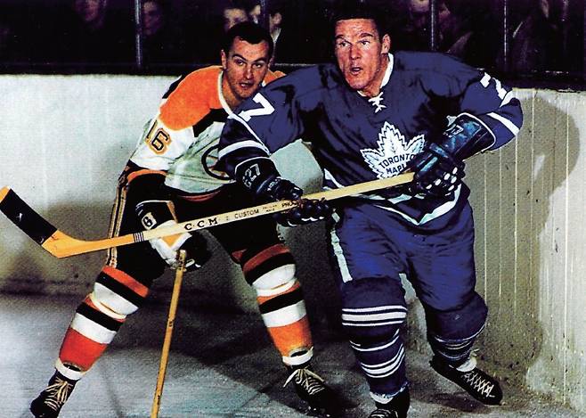 창업자 팀 홀튼(오른쪽)의 생전 경기 모습. /사진= 팀홀튼 박물관